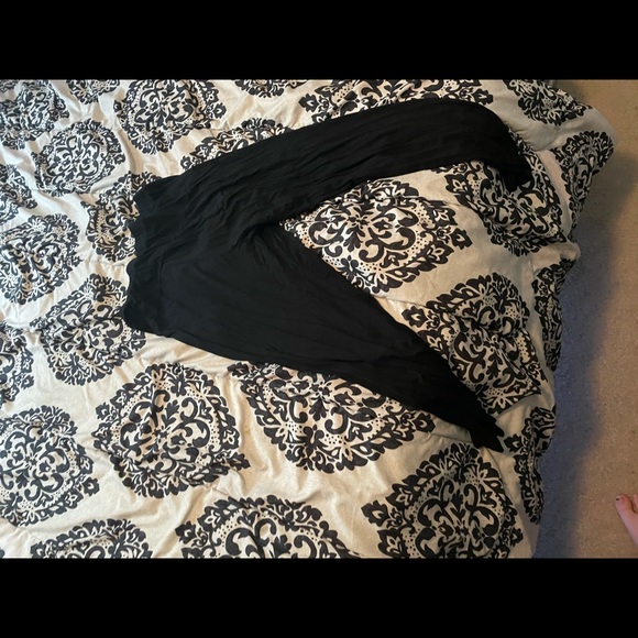 Woman’s maternity clothes - Picture 2 of 5